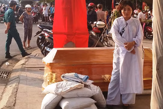 Bà Long bên quan tài đặt trước Ngân hàng TMCP Nam Á - Ánh: Nguyễn Chung