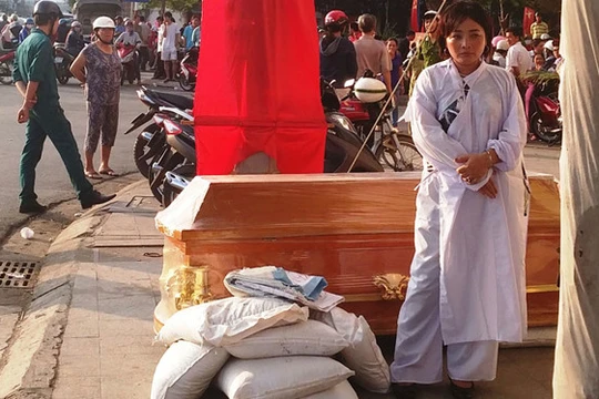 Bà Long bên quan tài đặt trước Ngân hàng TMCP Nam Á - Ánh: Nguyễn Chung