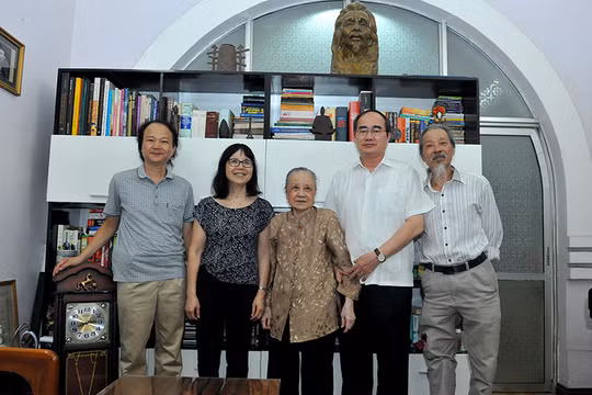 Chủ tịch Ủy ban Trung ương MTTQ Việt Nam Nguyễn Thiện Nhân và gia đình cố nhạc sĩ Văn Cao. Ảnh: VGP/Hoàng Long