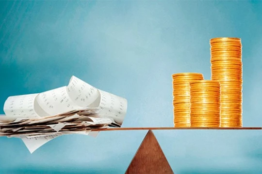 Trong bối cảnh tăng trưởng kinh tế chậm lại; thu nhập doanh nghiệp trong nước ngày càng giảm, trong khi nợ doanh nghiệp ngày càng tăng, Ngân hàng trung ương Trung Quốc quyết định thí điểm việc cho phép các ngân hàng thương mại đổi nợ lấy cổ phần trong chí