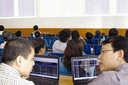 Nhà đầu tư còn có thể bị thiệt khi nhận cổ tức bằng cổ phiếu trong các trường hợp cổ phiếu đang được giao dịch dưới mệnh giá. Ảnh minh họa, Tuệ Doanh.