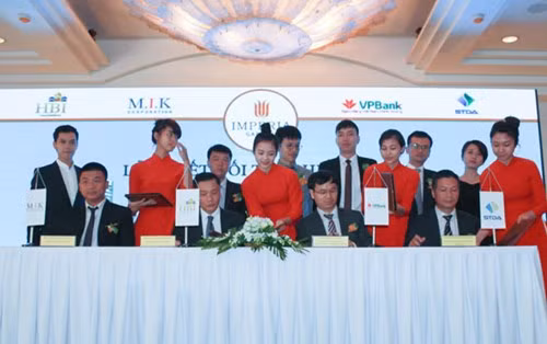 Lễ ký hợp đồng hợp tác giữa VPBank và HBI cho dự án Imperia Garden. (Ảnh: Internet)