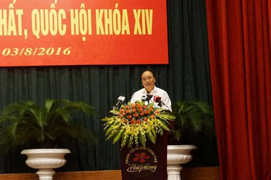 Thủ tướng Nguyễn Xuân Phúc tại buổi tiếp xúc cử tri TP.Hải Phòng sáng nay (3.8) - ẢNH: CHÍ HIẾU (Thanhnien.vn)