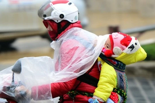 Những kiểu chống rét khi đưa trẻ đến trường