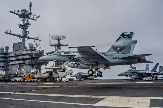 F-18E đang hạ cánh bằng cáp dừng trên USS George Washington.