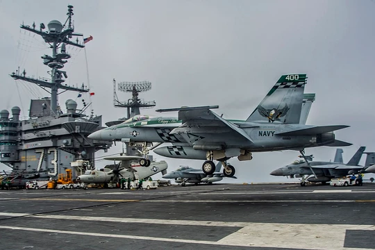 F-18E đang hạ cánh bằng cáp dừng trên USS George Washington.