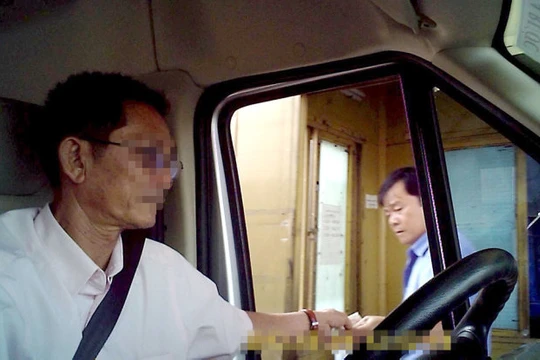 Nhân viên soát vé tại trạm 2 đường Nguyễn Văn Linh (chiều Q.7 đi Bình Chánh) nhận tiền của tài xế nhưng không xé vé - Ảnh cắt từ clip H.L. - Đ.P.