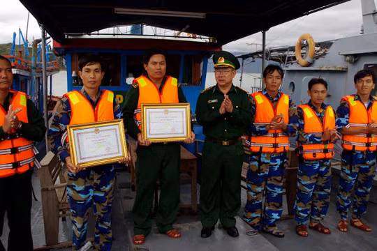 UBND tỉnh tặng bằng khen cho tập thể và thuyền trưởng tàu BP 320602 - Ảnh: Công Cường