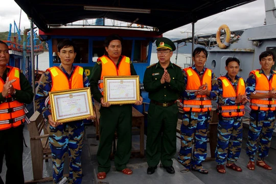 UBND tỉnh tặng bằng khen cho tập thể và thuyền trưởng tàu BP 320602 - Ảnh: Công Cường