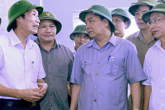 Thủ tướng Nguyễn Xuân Phúc đã kiểm tra công tác khắc phục hậu quả bão số 1 tại Nam Định.