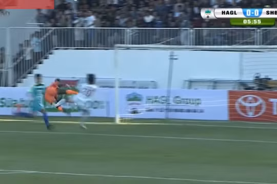 Trung vệ Dương Văn Pho của HAGL nhiều khả năng đã bị gãy xương sườn sau tình huống này.