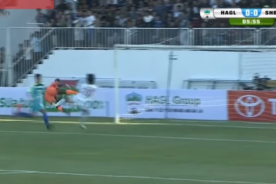 Trung vệ Dương Văn Pho của HAGL nhiều khả năng đã bị gãy xương sườn sau tình huống này.