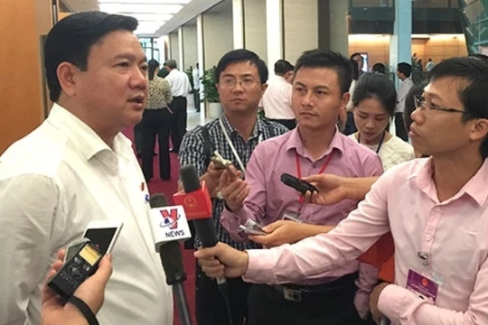 Ông Đinh La Thăng trả lời phỏng vấn báo chí bên hành lang Quốc hội. Ảnh minh họa