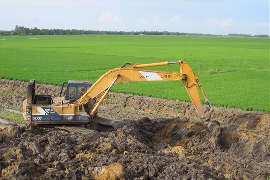 Xây đê bao khép kín sản xuất lúa vụ ba đã khiến không gian trữ nước trong mùa lũ của vùng Đồng Tháp Mười và Tư Giác Long Xuyên bị “tê liệt”. Ảnh: Trung Chánh