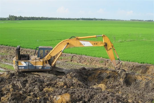 Xây đê bao khép kín sản xuất lúa vụ ba đã khiến không gian trữ nước trong mùa lũ của vùng Đồng Tháp Mười và Tư Giác Long Xuyên bị “tê liệt”. Ảnh: Trung Chánh