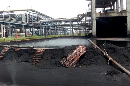 Sạt lở đọng nước trong khuôn viên nhà máy 11.000 tỉ - Ảnh: Đức Minh