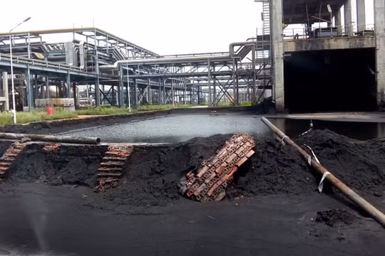 Sạt lở đọng nước trong khuôn viên nhà máy 11.000 tỉ - Ảnh: Đức Minh