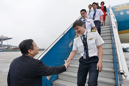 Đại diện VNA chào đón tổ bay và máy bay A350 thứ 5 của Hãng.