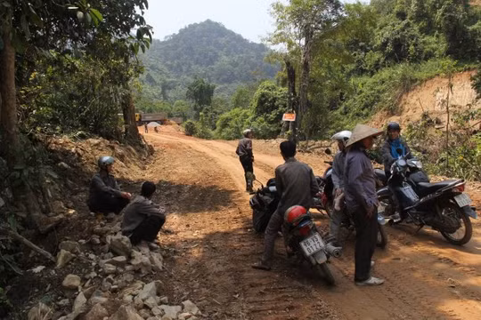 Lực lượng kiểm lâm ứng trực ở khu vực đường dẫn vào nhà máy thủy điện Đăk Re - Ảnh: Trần Mai