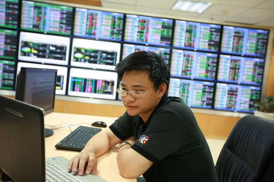 Nỗi lo từ khoản vay nợ của HAG đổ vào kinh doanh cao su khiến các nhà đầu tư xa rời dần khỏi cổ phiếu của tập đoàn này và các công ty con. Ảnh: Anh Tuấn.