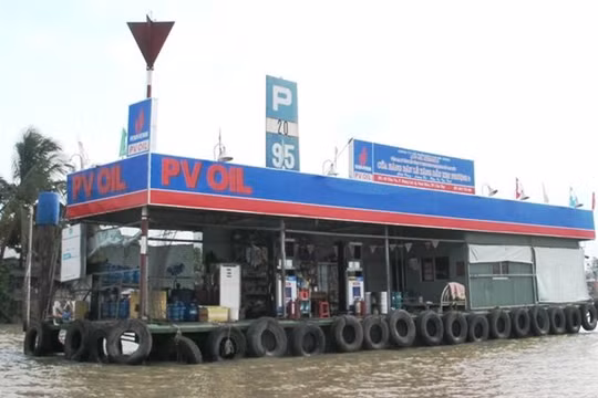 Giá xăng dầu vừa được điều chỉnh tăng mạnh cũng là yếu tố tác động lên thị trường tiền tệ. Trong ảnh là một cây xăng di động trên sông Tiền. Ảnh: Hồng Phúc