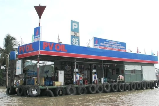 Giá xăng dầu vừa được điều chỉnh tăng mạnh cũng là yếu tố tác động lên thị trường tiền tệ. Trong ảnh là một cây xăng di động trên sông Tiền. Ảnh: Hồng Phúc