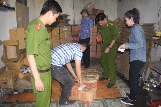 Cơ quan công an thu giữ nhiều thùng giấm gạo được cho là sản xuất từ a xít và nước lã - Ảnh: Phạm Bằng