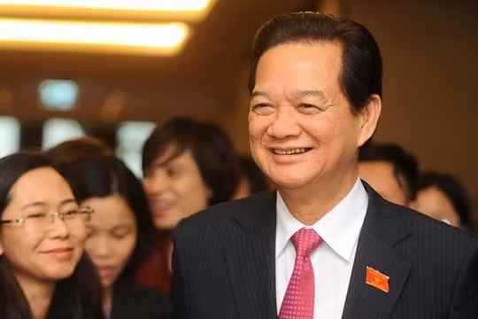 Thủ tướng Nguyễn Tấn Dũng bên hành lang Quốc hội. Ảnh: Giang Huy