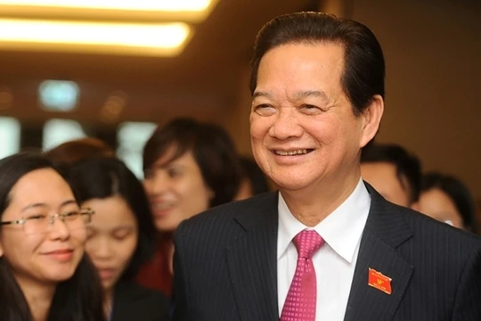 Thủ tướng Nguyễn Tấn Dũng bên hành lang Quốc hội. Ảnh: Giang Huy