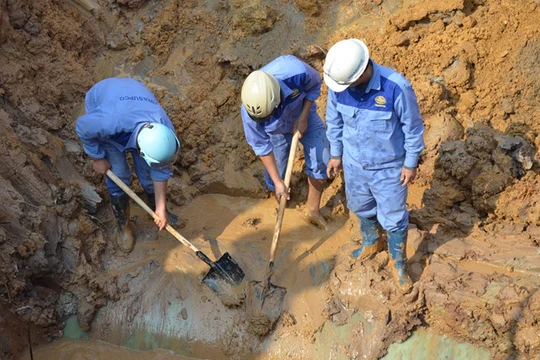 Đường ống nước sạch sông Đà số 1 sẽ phải tiếp tục “gồng mình” nếu tuyến ống số 2 chậm tiến độ - Ảnh: Lê Quân