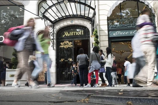 Du khách Trung Quốc trước khách sạn Marriott ở New York. Tập đoàn Trung Quốc đã hất cẳng được Marriott trong thương vụ mua Starwood - Ảnh: AFP
