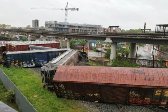 Tàu hỏa trật bánh khiến nhiều toa tàu bị lật, gây rò rỉ hóa chất. ((Nguồn: washingtoncitypaper.com)