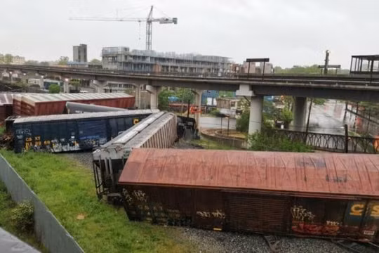 Tàu hỏa trật bánh khiến nhiều toa tàu bị lật, gây rò rỉ hóa chất. ((Nguồn: washingtoncitypaper.com)