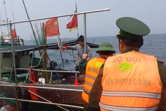 BĐBP Quảng Bình kiểm tra tàu cá của Trung Quốc vi phạm lãnh hải VN - Ảnh: Trường Tuyển