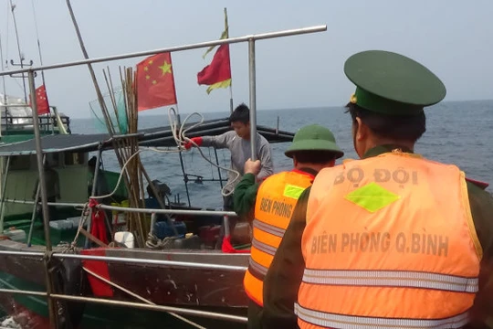 BĐBP Quảng Bình kiểm tra tàu cá của Trung Quốc vi phạm lãnh hải VN - Ảnh: Trường Tuyển