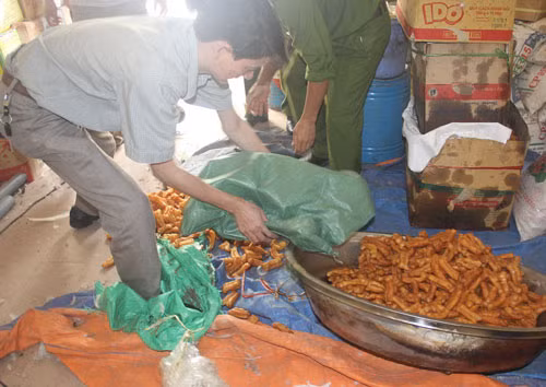 Ông Đới Văn Thịnh (trú phường Đội Cung, TP Vinh) sử dụng phụ gia, ngâm tẩm hóa chất không rõ nguồn gốc sản xuất quẩy Ảnh: Phạm Băng