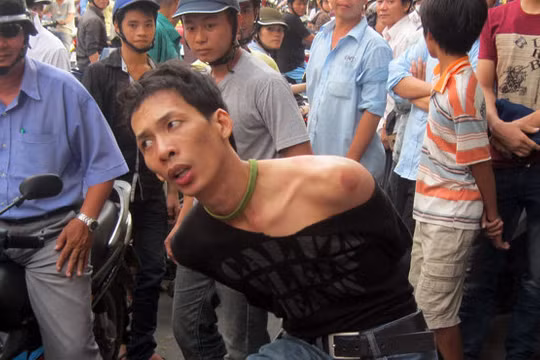 Một tên cướp táo tợn trên đường phố Sài Gòn đã bị công an và người dân bắt giữ - Ảnh: Tư liệu TTO