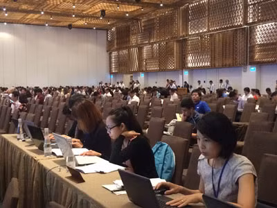 9h sáng, hội trường vẫn vắng hoe