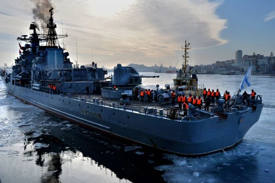 Tàu khu trục Bystryi thả neo ở cảng Vladivostok.