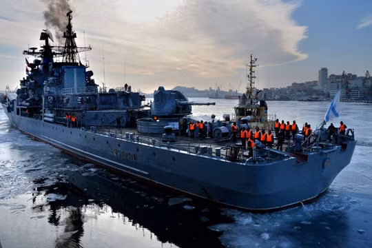 Tàu khu trục Bystryi thả neo ở cảng Vladivostok.
