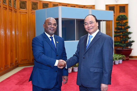 Thủ tướng Chính phủ Nguyễn Xuân Phúc tiếp Bộ trưởng Giao thông và Viễn thông Cộng hòa Mozambique, ông Carlos Alberto Fortes Mesquita.