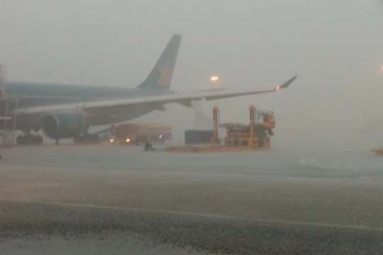 Mưa lớn tại sân bay Tân Sơn Nhất đã khiến cho nhiều chuyến bay bị ảnh hưởng. Ảnh: Người Lao Động. 