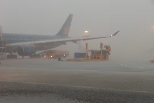 Mưa lớn tại sân bay Tân Sơn Nhất đã khiến cho nhiều chuyến bay bị ảnh hưởng. Ảnh: Người Lao Động. 