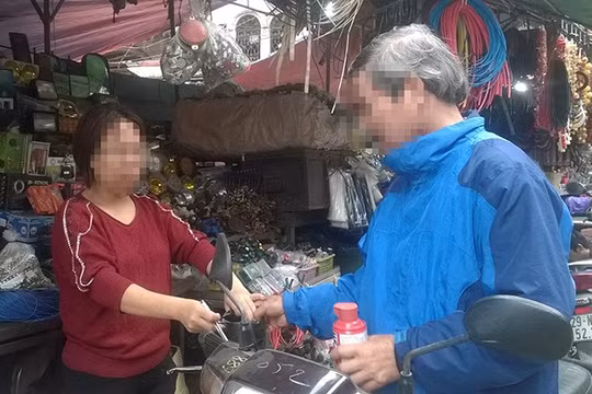 Những chiếc bình cứu hỏa mini được bán tại chợ trời (quận Hai Bà Trưng, Hà Nội). Tuy nhiên đến nay, không còn nhiều cửa hàng còn những chiếc bình này.