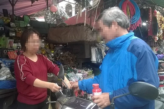 Những chiếc bình cứu hỏa mini được bán tại chợ trời (quận Hai Bà Trưng, Hà Nội). Tuy nhiên đến nay, không còn nhiều cửa hàng còn những chiếc bình này.