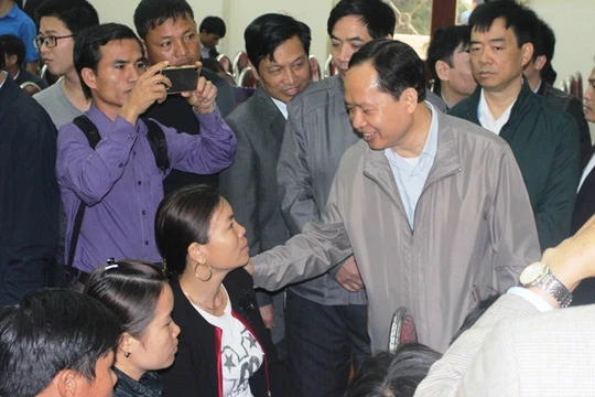 Bí thư Tỉnh ủy Thanh Hóa, Trịnh Văn Chiến, đang tiếp xúc với người dân Sầm Sơn.