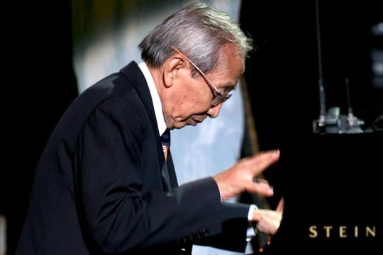 Sau một thời gian chống chọi với bệnh tật, nhạc sĩ Nguyễn Ánh 9 đã ra đi vào chiều nay 14-4, thọ 76 tuổi. Em trai của nhạc sĩ Nguyễn Ánh 9, ông Quang Anh cho biết như vậy.