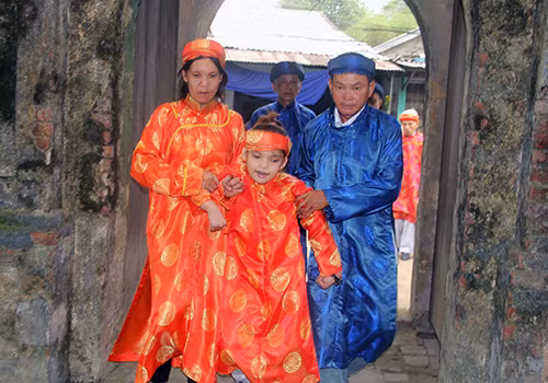 Gia đình ông Bảo Tài trong chuyến về thăm Huế. Ảnh: Đắc Đức