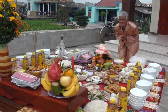 Cụ Dỏ ngồi nơi bậc cửa nhìn về phía biển xa với khóe mắt ươn ướt. “Hôm nay là lần giỗ thứ 27 của các con tui tại đảo Gạc Ma rồi. Tui mần mâm cơm tưởng nhớ...” - cụ ngậm ngùi.