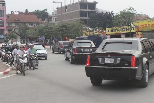 Hai siêu xe Cadillac One giống hệt nhau rời khách sạn lúc 16h ngày 22/5.